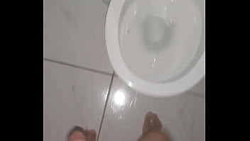 Batendo punheta de madrugada depois de acordar