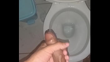 Batendo punheta de madrugada depois de acordar