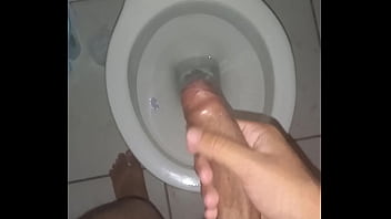 Batendo punheta de madrugada depois de acordar