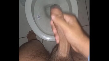 Batendo punheta de madrugada depois de acordar