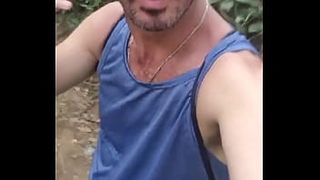 Dando Um Mijão No Mato thumbnail