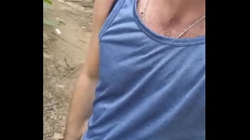 Dando Um Mijão No Mato thumbnail