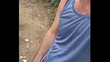 Dando um mijão no mato