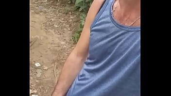 Dando Um Mijão No Mato thumbnail