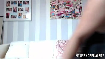 Maxine x turns on that fuck machine when she's vibing her clit