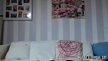 Maxine x turns on that fuck machine when she's vibing her clit