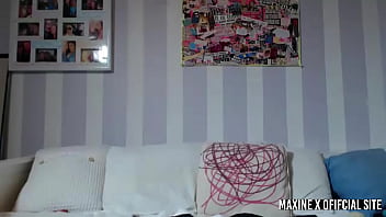 Maxine x turns on that fuck machine when she's vibing her clit