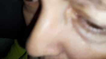 Ela confessa ser putinha do vizinho