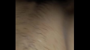 Mi hijastra quiere garbar mintras frota el pene con su coño peludo