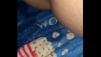 Mi hijastra quiere garbar mintras frota el pene con su coño peludo