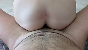 Teen amateur cabalga con su rico culo una polla frente la ventana