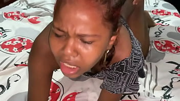 Estoy sola en casa y mi hermanastro me hace juego y le saco toda su leche