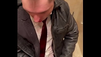 #kinkysirius #menatplay #suit #officesuit #office #leather #meninleather #leathe