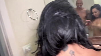 Minha madrasta gostosa ficou peladinha e eu filmei tudo