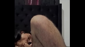 Montada en primer plano por la amiga de su madre la llamo su esposo mientras follaba