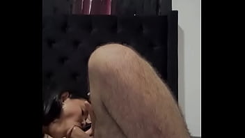 Montada en primer plano por la amiga de su madre la llamo su esposo mientras follaba