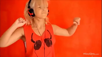 Rubia se desnuda por el rock