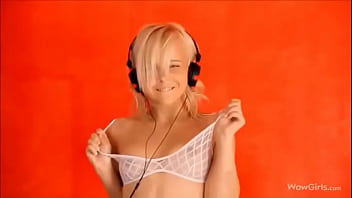 Rubia se desnuda por el rock