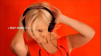 Rubia se desnuda por el rock