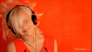 Rubia se desnuda por el rock