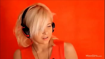 Rubia se desnuda por el rock