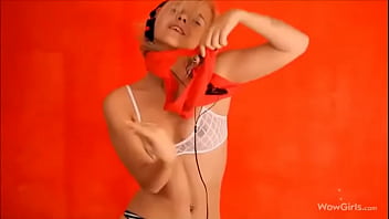 Rubia se desnuda por el rock