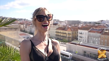 Sophie blonde sulfureuse s'en prend plein les orifices