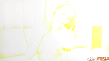 A finger for her flower glamazon babe treats herself