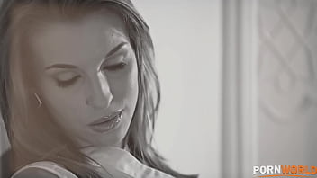 A finger for her flower glamazon babe treats herself