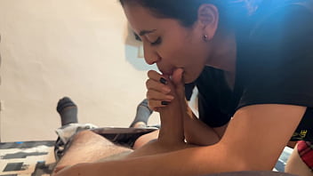 La mujer de mi mejor amigo se traga mi verga completa cuando quedamos a solas