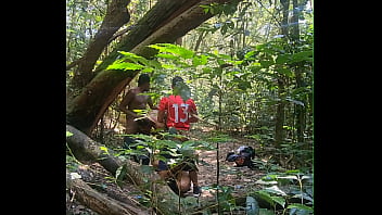 Putos São Flagrados Fodendo No Meio Do Mato E Fazendo Troca Troca thumbnail