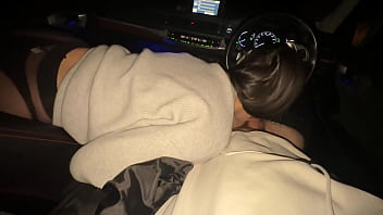 Student gives amazing blowjob in car in parking lot