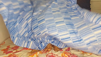 Madrasta divide sua cama com meio irmãos o enteado sortudo acaba fodendo a madrasta e meia irmã