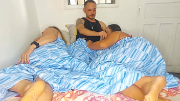 Madrasta divide sua cama com meio irmãos o enteado sortudo acaba fodendo a madrasta e meia irmã