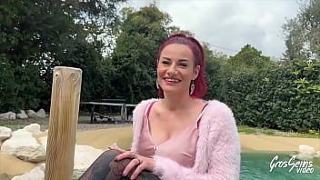 Sally rouquine coquine savoure deux queues