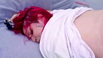 Novinha branca tatuada chupou meus pés e deu gostoso free