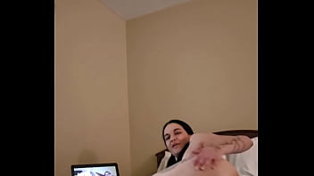 Emy angel se touche en se regardant