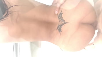 Jugando con su cuerpo perfecto tuve que correrme dentro