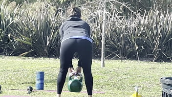 Milf ejercitandose en el parque en mallas