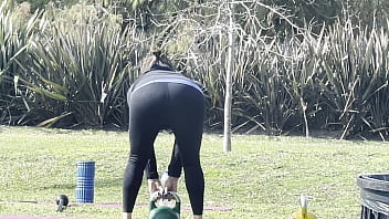 Milf ejercitandose en el parque en mallas