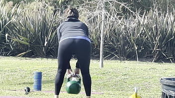 Milf ejercitandose en el parque en mallas