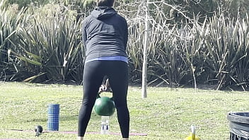 Milf ejercitandose en el parque en mallas