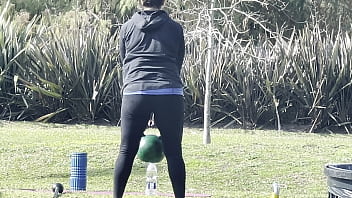 Milf ejercitandose en el parque en mallas