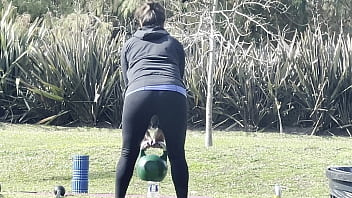 Milf ejercitandose en el parque en mallas