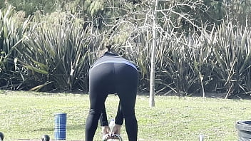 Milf ejercitandose en el parque en mallas Milf ejercitandose en el parque en mallas