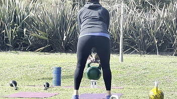 Milf ejercitandose en el parque en mallas Milf ejercitandose en el parque en mallas