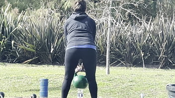 Milf ejercitandose en el parque en mallas