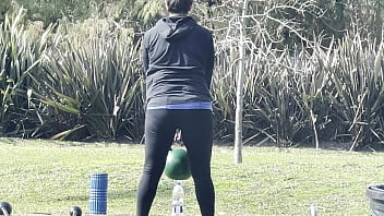 Milf ejercitandose en el parque en mallas