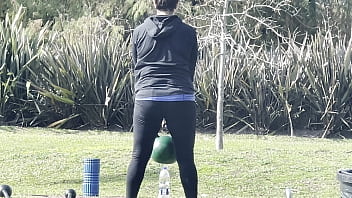 Milf ejercitandose en el parque en mallas