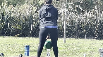 Milf ejercitandose en el parque en mallas